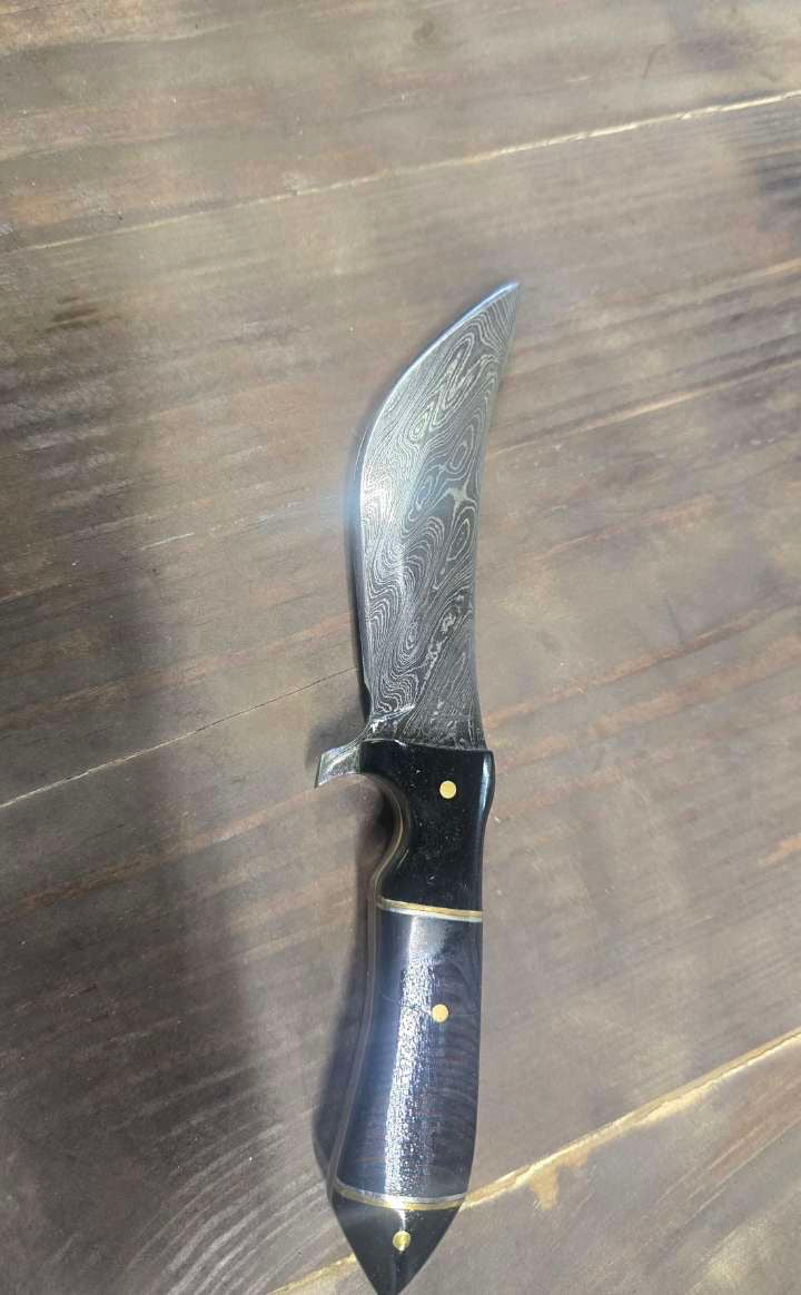 Handmade Alabama Damascus knife with cape buffalo horn and dyed stabilized redwood handle, brass inlays and brass and nickel dividers — blade and handle view