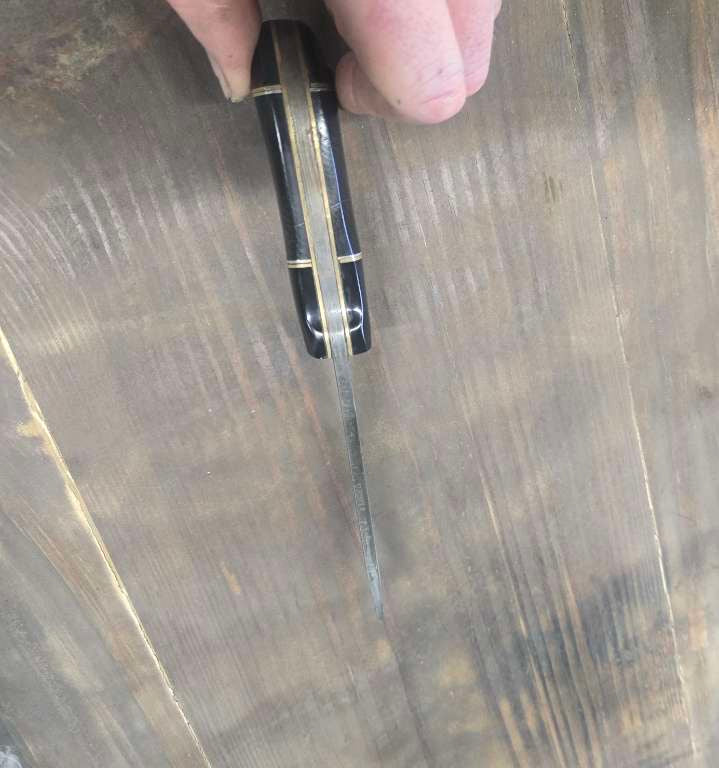 Handmade Alabama Damascus knife with cape buffalo horn and dyed stabilized redwood handle, brass inlays and brass and nickel dividers — spine and handle detail
